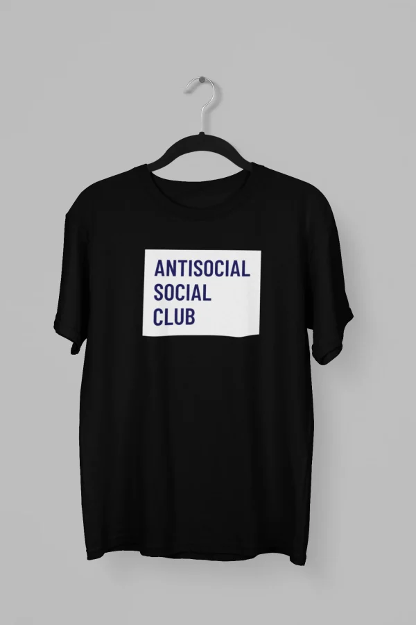 Remera con la frase Antisocial Social Club