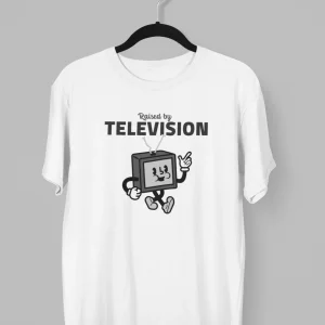 Remera con la frase Raised by television