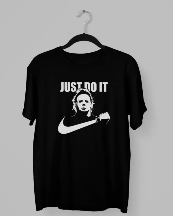 Remera de Michael Myers con el logo de Nike y la frase Just do it