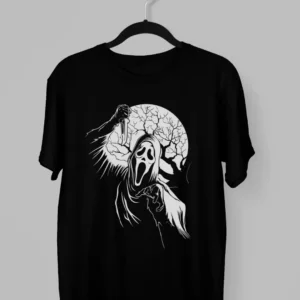 Remera de Ghostface atacando con un cuchillo.