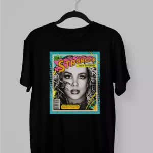 Remera de Britney Spears con su rostro en blanco y negro y la palabra Stronger