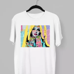 Remera de Britney Spears con su rostro colorido y con recortes de periodicos