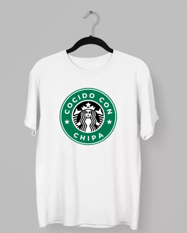 Remera de parodia a Starbucks con el logo y titulo "Cocido con Chipa"