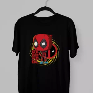Remera de Deadpool Chibi con crocs y fondo de remolino amarillo