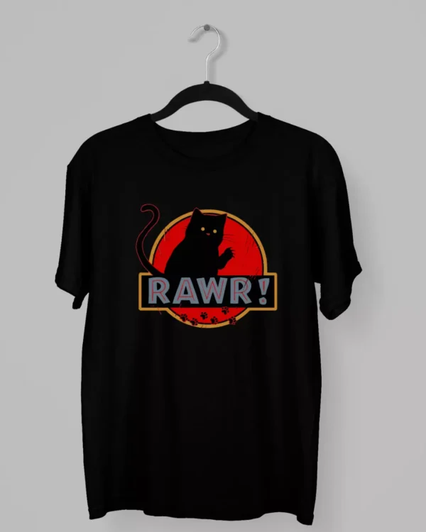 Remera de Gato Negro con fondo rojo y la palabra Rawr!