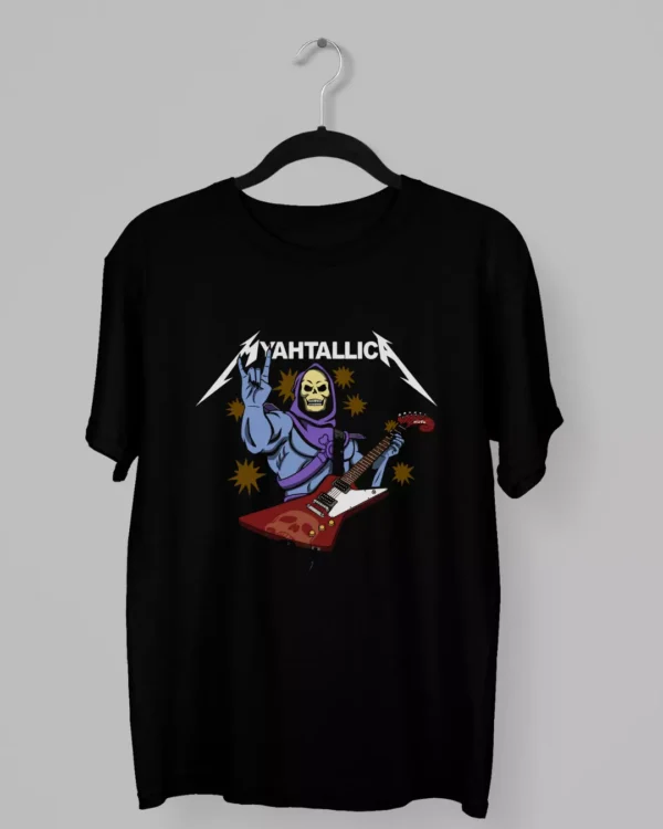Remera de Skeletor con guitarra y la palabra Myahtallica