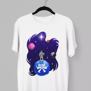 Remera de Los que Vinieron "Cosmos" con un astronauta parado sobre la Luna en el espcio