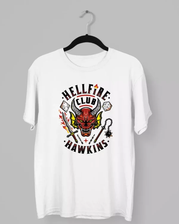 Remera de Hellfire club con la cara de un demonio en el logo