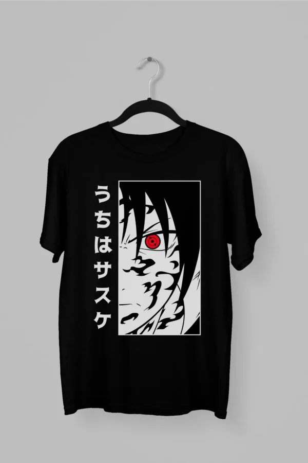 Remera de Sasuke mostrando la mitad de su rostro y con letras japonesas al costado