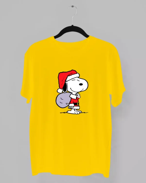 Remera de Snoopy vestido de Papa Noel con una bolsa de regalos