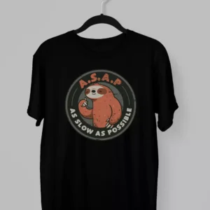 Remera de un Perezoso con la frase As Slow As Possible