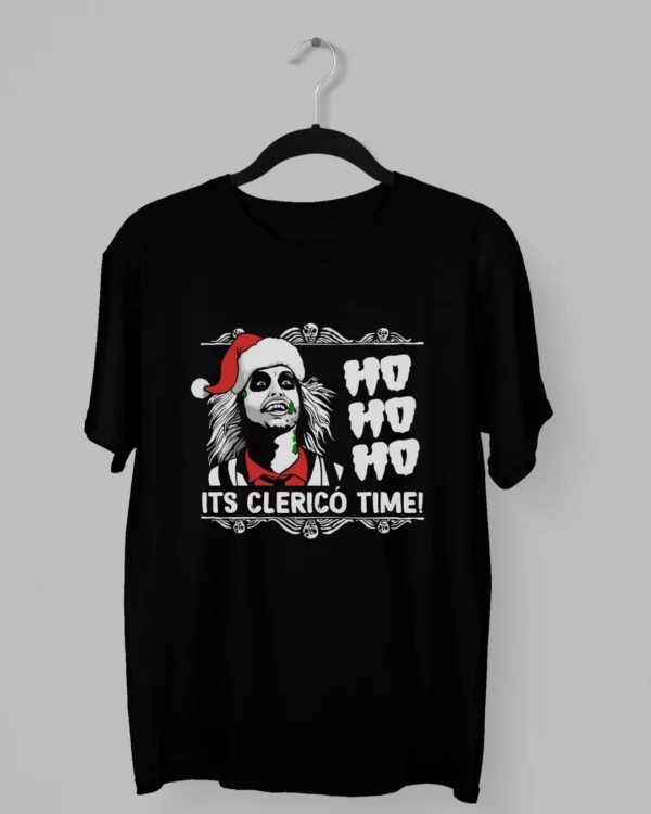 Remera de Beetlejuice navideño con la frase Its Clerico Time