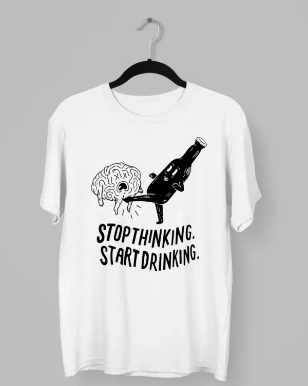 Remera de una Botella que patea a un Cerebro con la frase Stop Thinking Start Drinking