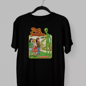 Remera de un Extraterrestre con la frase Don't talk to strangers