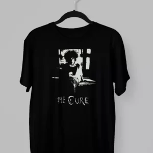 Remera de The Cure con Robert Smith en blanco y negro