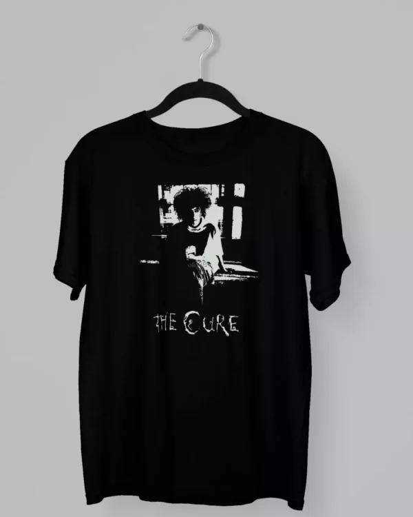 Remera de The Cure con Robert Smith en blanco y negro